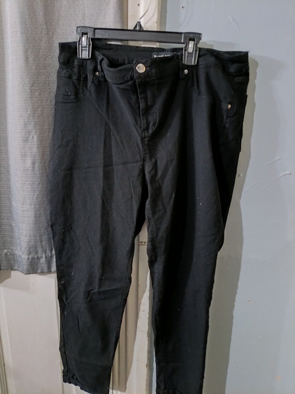 Women's Slim Straight Jeans in Black